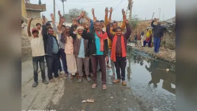 सड़क पर बह रहा नाले का पानी, उठ रही दुर्गंध