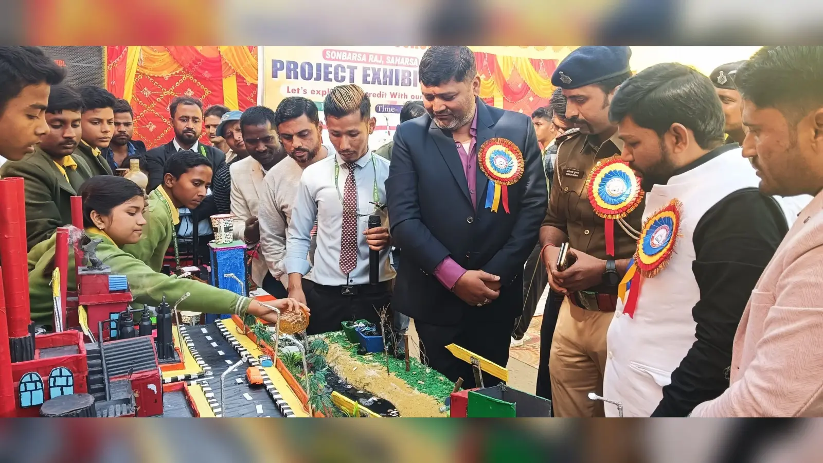 छात्र- छात्राओं ने अपने वैज्ञानिक सोच को मॉडल के रूप में किया प्रस्तुत