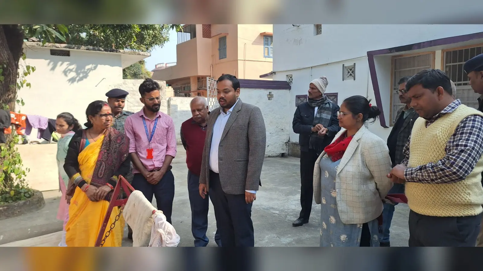 चिकित्सक की शिथिलता पर स्पष्टीकरण का दिया निर्देश