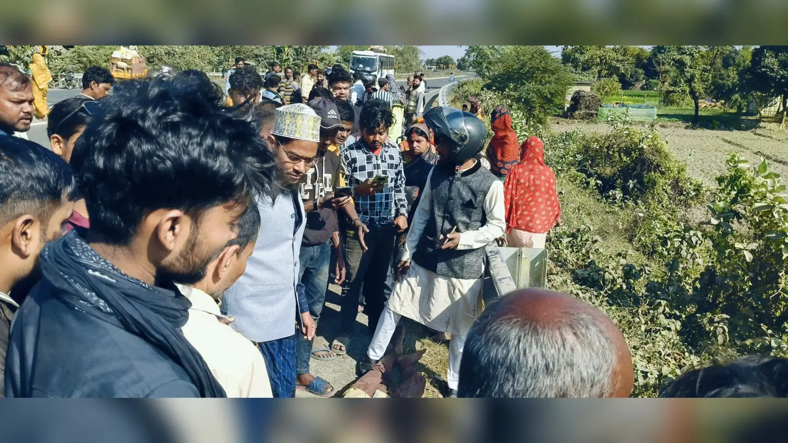 दो बाइक की टक्कर में तीन युवक गंभीर रूप से घायल