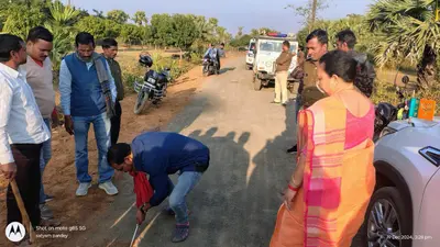 सड़क निर्माण का विधायक ने किया जांच, ग्रामीणों ने घटिया काम करने का लगाया आरोप