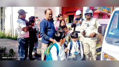 ट्रैफिक पुलिस ने नशे में धुत पूलकार चालक को पकड़ा