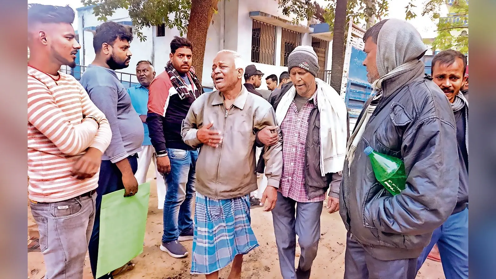 ट्रक ने बाइक सवार मामा-भांजा समेत तीन को रौंदा, एक की मौत