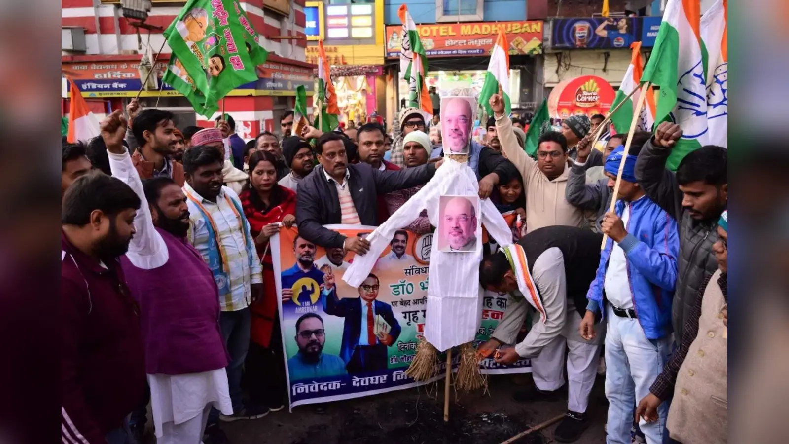 Deoghar News : कांग्रेस व राजद नेताओं ने केंद्रीय गृह मंत्री का पुतला फूंका