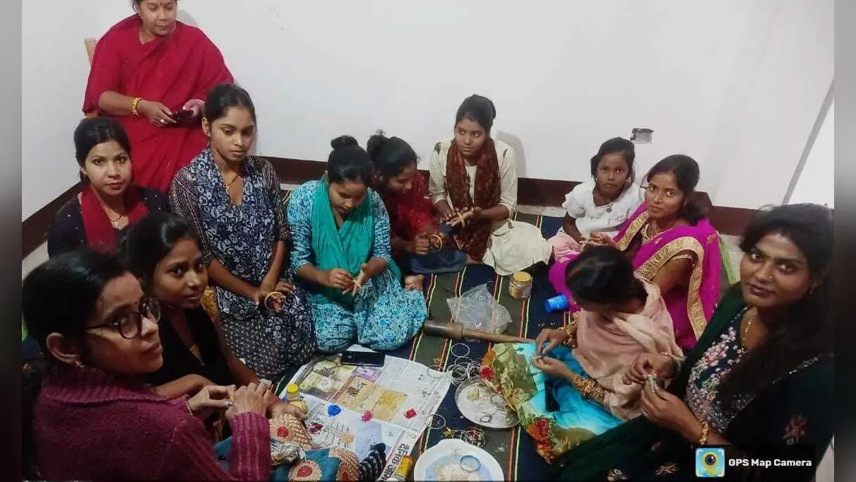 कृत्रिम आभूषण बना हुनर को निखार रहीं गांव की लड़कियां
