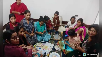 कृत्रिम आभूषण बना हुनर को निखार रहीं गांव की लड़कियां
