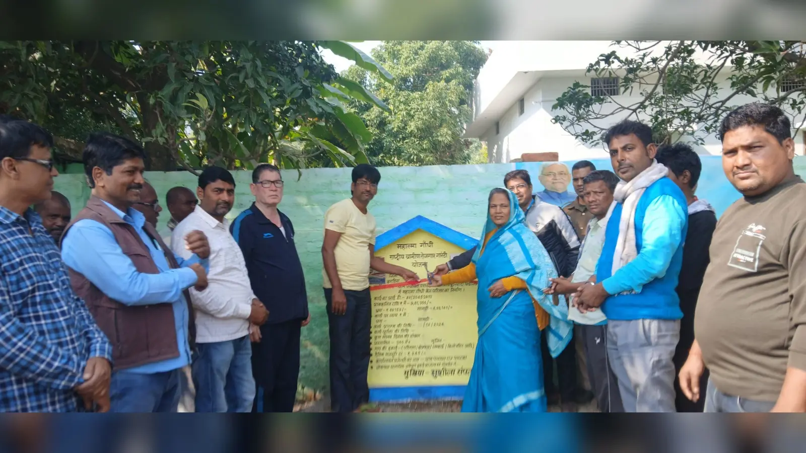 पसराहा गांव में खेल मैदान निर्माण के लिए मुखिया ने किया शिलान्यास