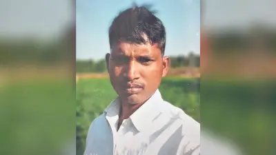 सड़क किनारे गड्ढे से बाइक समेत युवक का शव बरामद