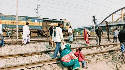 Chhapra News : चेतावनी को अनसुना कर रेल ट्रैक पार करते हैं लोग, हादसे का बना रहता है खतरा