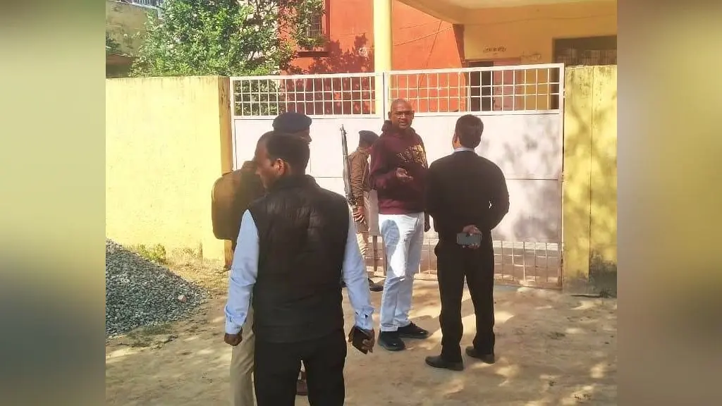 Bhagalpur news सुलतानगंज कस्तूरबा विद्यालय से दो छात्राएं दीवार फांद कर फरार