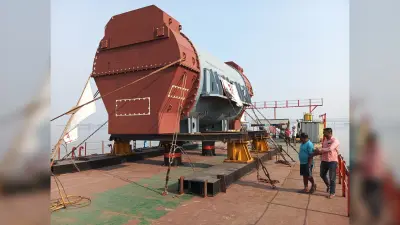 मोकामा . रूस से मालवाहक पोत से मोकामा पहुंची एनटीपीसी की मशीन