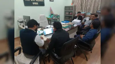 Dhanbad News : अवैध बालू कारोबारियों ने खनन विभाग के अधिकारियों पर किया हमला, चार नामजद