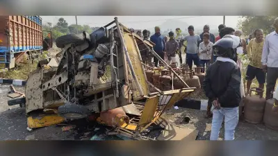 Gaya News : गैस डिलिवरी ऑटो को ट्रक ने मारी टक्कर, ड्राइवर घायल