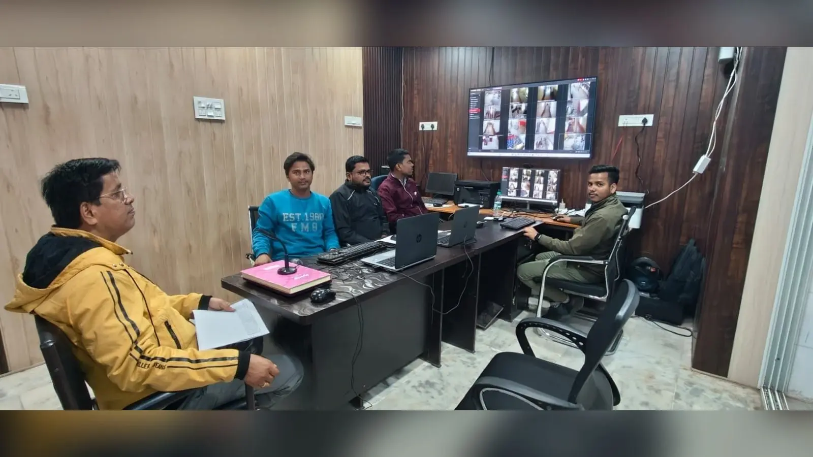 जिला नियंत्रण कक्ष की मदद से प्रमुख स्वास्थ्य संस्थानों की हो रही निगरानी