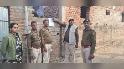 Gaya News : फरार आरोपितों के घर पुलिस ने चिपकाया इश्तेहार