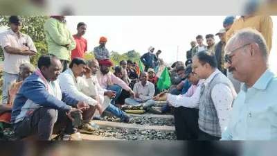 राजधर रेलवे लाइन पर रैयतों ने दिया धरना