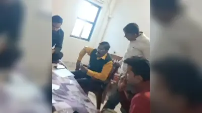 कार्यालय व फील्ड छोड़ ऑन ड्यूटी ताश खेलते नजर आये मनरेगा जेई