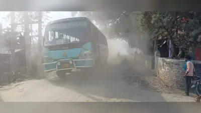 तिलाठी सकरोहर पथ के निर्माण कार्य में बरती जा रही लापरवाही, राहगीर परेशान