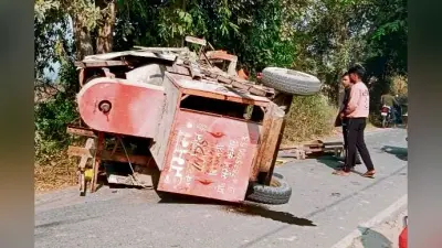 siwan news. ढलाई के लिए ले जायी जा रही मिक्सर मशीन पलटने से मजदूर की मौत, दो घायल