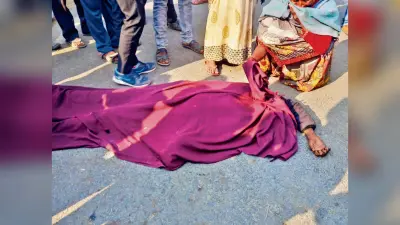 Gaya News : बिजली के खंभे लदे ट्रेलर से दबकर किशोर की मौत
