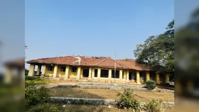 Giridih News :ध्वस्त हो रहा है गेस्ट हाउस, कोई देखने वाला नहीं