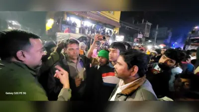 गिरफ्तारी के विरोध में सड़क जाम कर किया प्रदर्शन, हुआ लाठीचार्ज