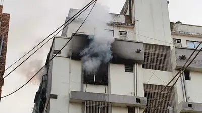 शॉट सर्किट से एसी ब्लास्ट, फ्लैट में लगी आग