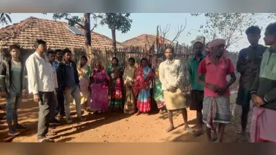 सोलर उपकरण पहुंचानेवाले कर्मियों ने वसूले 31 हजार, ग्रामीणों ने बनाया बंधक