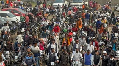 Dhanbad News : रैयतों ने सिजुआ क्षेत्रीय कार्यालय पर किया सशस्त्र प्रदर्शन