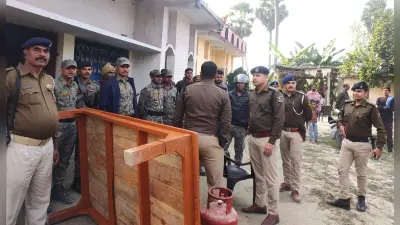 जेसीबी लेकर घर पर पहुंची पुलिस तो 16 कांडों का वांटेड अपराधी थाने पहुंच किया आत्मसमर्पण
