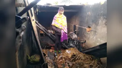 Dhanbad News : बोरसी की आग घर में भड़की, एक मवेशी, बाइक समेत हजारों की संपत्ति जली