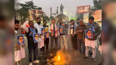 Dhanbad News:एनएसयूआइ व बसपा ने जलाया गृह मंत्री का पुतला