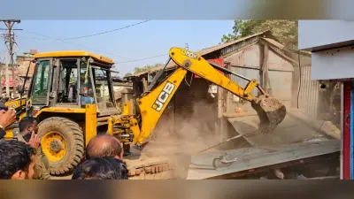 अतिक्रमण पर चला प्रशासन का बुलडोजर, दर्जनों दुकान-मकानों के पैराफिट किये गये ध्वस्त