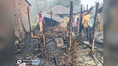 चूल्हे की निकली चिंगारी से लगी आग, चार घर खाक