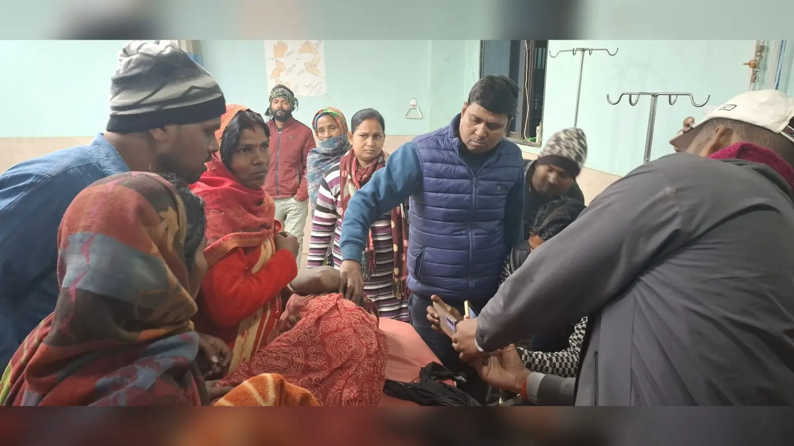 हथियारबंद बदमाशों ने घर में घुसकर की गोलीबारी, एक महिला सहित दो जख्मी