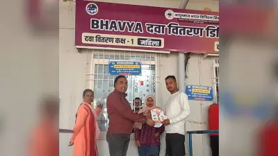 ओपीडी में मरीजों को मुफ्त दवा विवरणी पैकेट में सभी जानकारी के साथ दी जा रही दवा