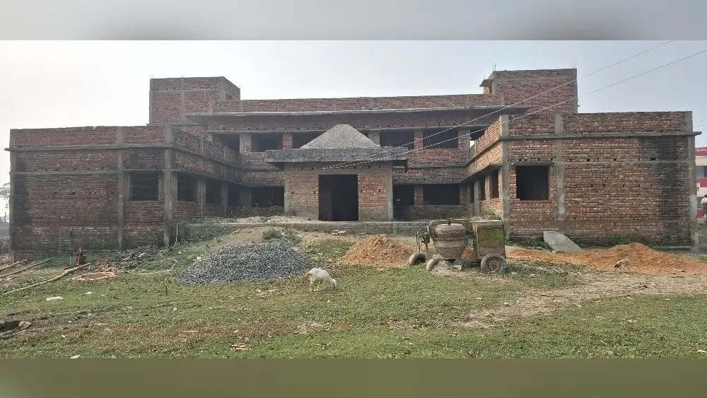 शिलान्यास के चार वर्ष में भी पूरा नहीं हो पाया पंचायत सरकार भवन का निर्माण कार्य