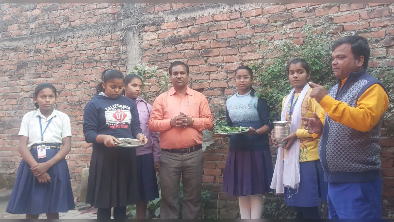बच्चों को जल व भूमि का संरक्षण की दी गयी जानकारी
