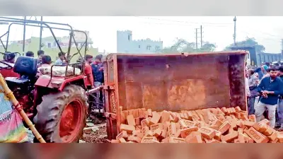 ईंट से लदे ट्रैक्टर ने सड़क पर खड़े बाइक सवार को ठोका, महिला की मौत, दो हुए घायल