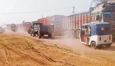 Chhapra News : शहर की सड़कों पर लगातार उड़ रही धूल, सांस लेना हुआ मुश्किल