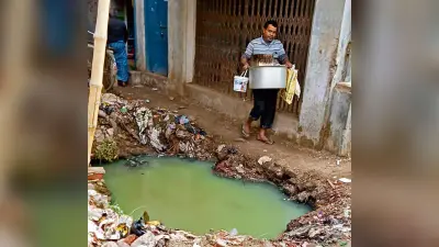 Chhapra News : शहर के मुहल्ले व बाजारों में खुले नाले और मैनहोल हादसे को दे रहे दावत