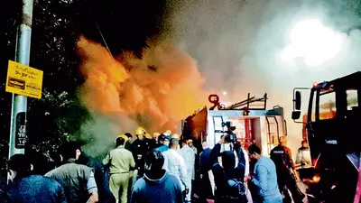 न्यू अलीपुर : बस्ती में लगी आग