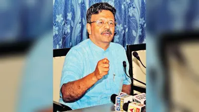 कोलकाता निगम के मेयर फिरहाद ने पूछा : बार-बार झोपड़ियों में ही आग क्यों लग रही है