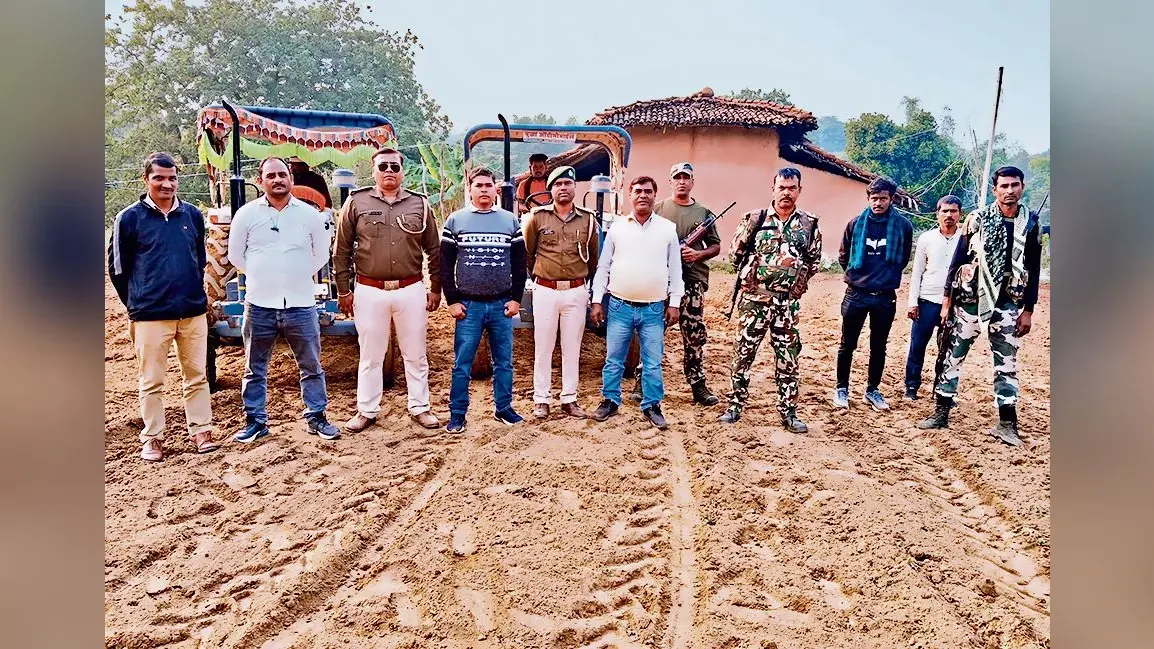Gaya News : ड्राेन से 14 एकड़ में लगी अफीम की फसल चिह्नित, ट्रैक्टर से किया नष्ट