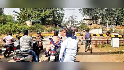 Sambalpur News: बामड़ा में जाम से बचने के लिए बंद फाटक के नीचे से आना-जाना करते हैं लोग, हादसे की आशंका