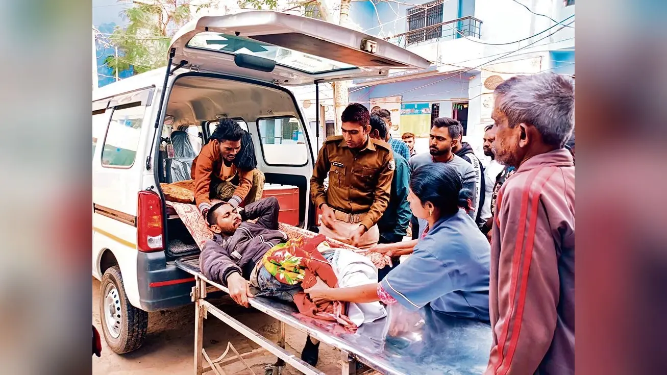 hajipur news. फिजिकल टेस्ट देकर लौट रहे युवक की ट्रेन की चपेट में आने से दोनों पैर कटे
