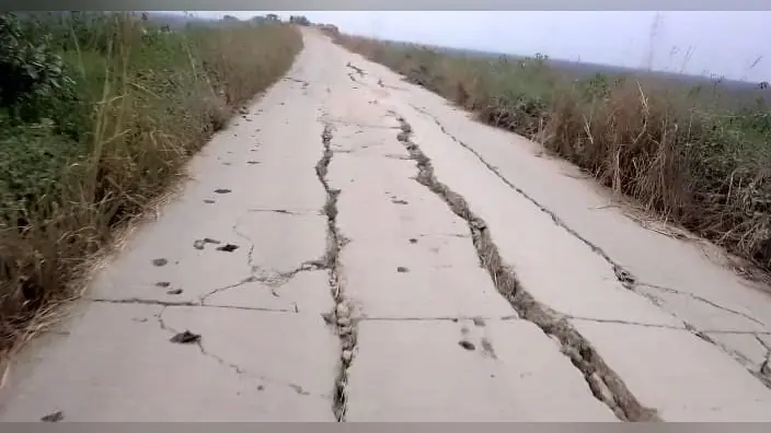 मिल्की-अभयपुर जर्जर सड़क से परेशान हो रहे राहगीर