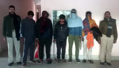 शराब के साथ पांच तस्करों को किया गिरफ्तार