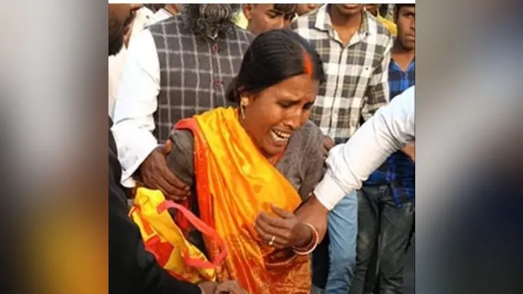 School Bus Accident News : मेराल में बेकाबू स्कूल बस खाई में गिरी, एक बच्चे की मौत, दर्जनों घायल