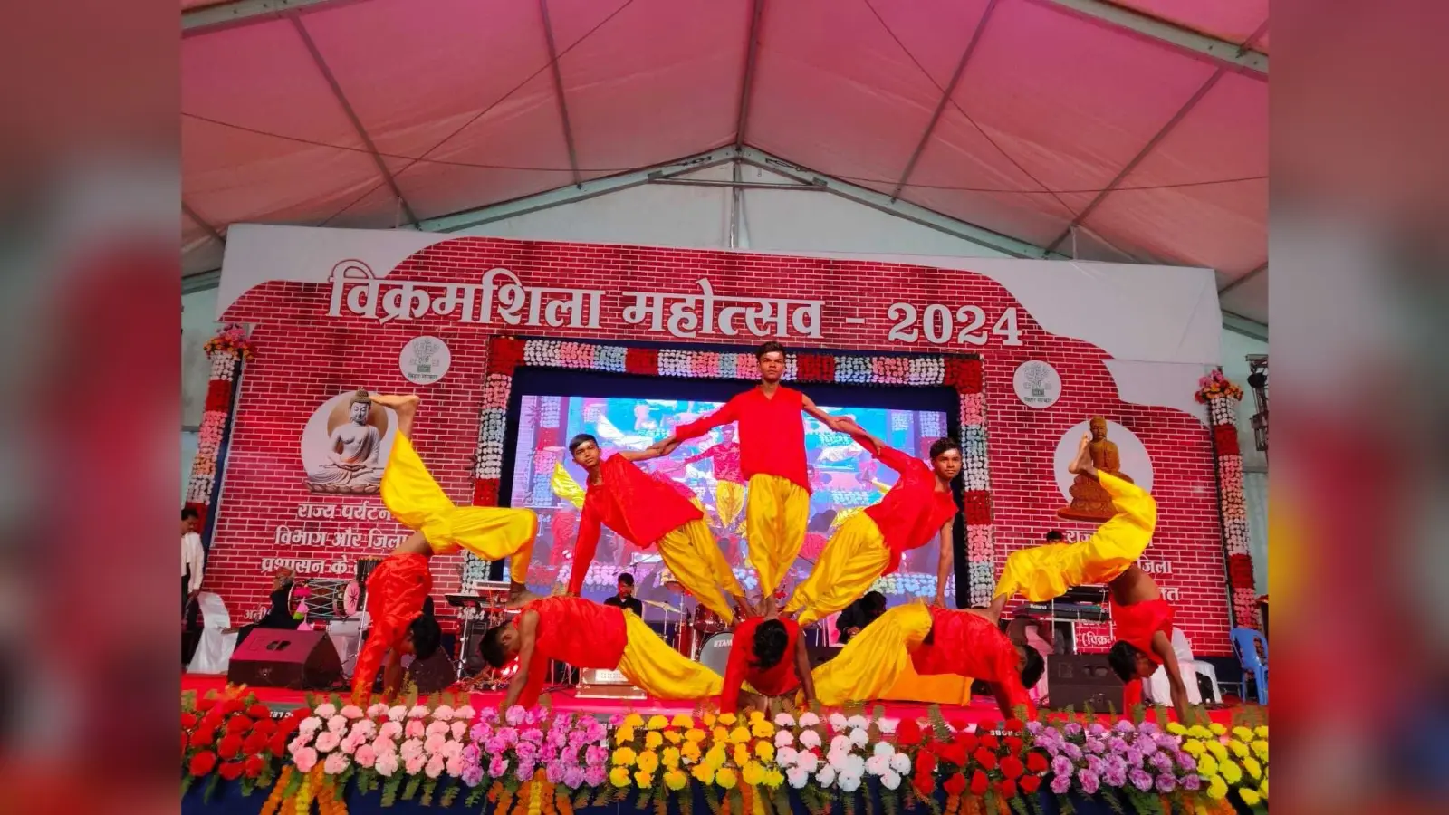 Bhagalpur news खायके पान बनारस वाला… पर झूम उठे दर्शक